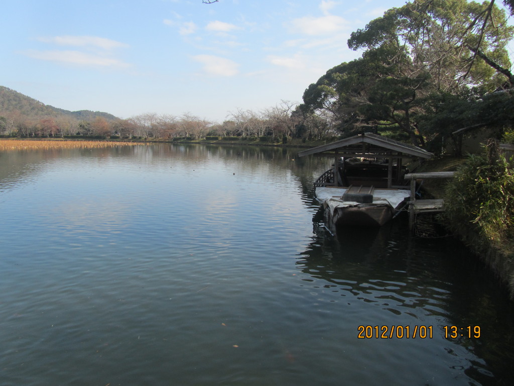 ８．大沢の池 　　大覚寺の東側にある、日本三大名月観賞池として知られる大きな池です。 　　現在でも、中秋の名月の時は、船を浮かべてお月見を楽しむ「観月の夕べ」が行われます。