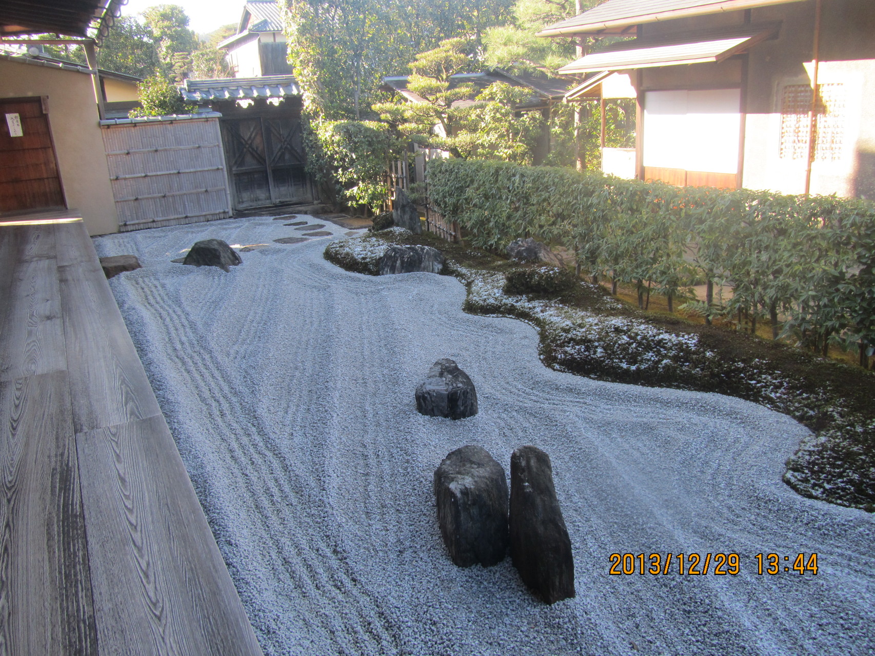 大徳寺、瑞峯院（ずいほういん）の閑眠庭（方丈裏）。縦４個、横３個の石が十字架に組まれています。