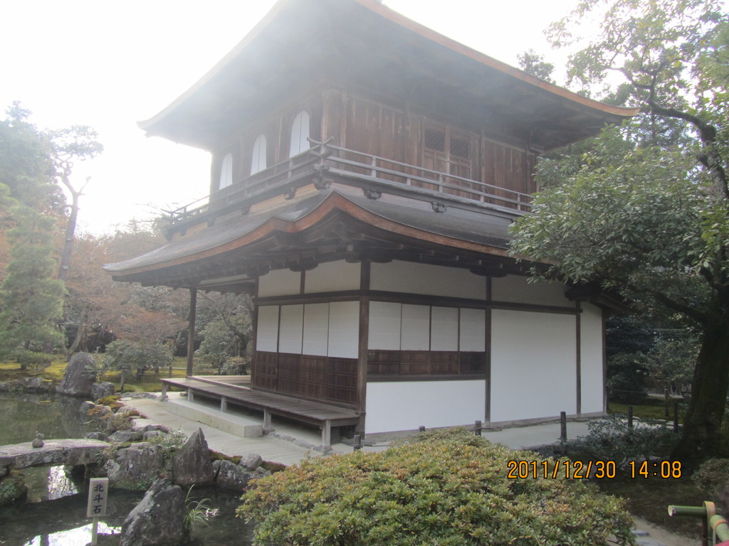 ４．東山慈照寺の銀閣（銀閣寺） 　　鹿苑寺の金閣（金閣寺）と比べると地味ですが、落ち着いた味わいがあります。