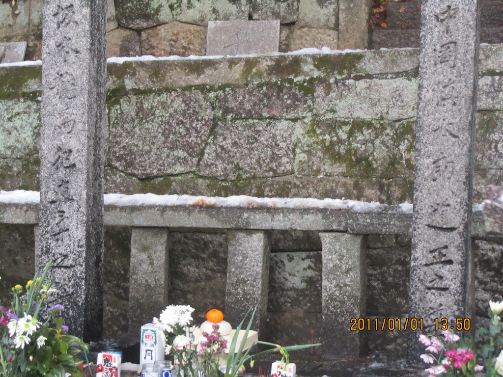 ４．坂本龍馬と中岡慎太郎の墓。霊山護国神社に埋葬されています