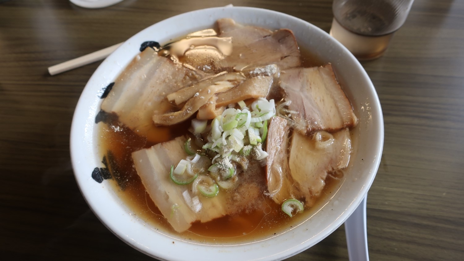 朝から食べられる喜多方ラーメン。太めのちぢれ麺が特徴です。