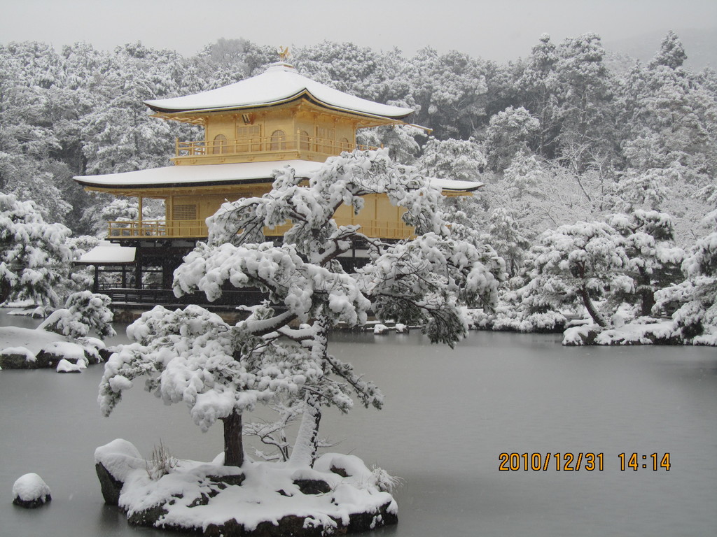 １１．金閣寺の雪景色。大雪の大晦日、途中でスリップして動けなくなったタクシーを降り、電車・バスを乗り継いでたどり着いた金閣寺の荘厳な美しさに感動しました