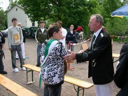 Wie immer obliegt es dem Vorsitzenden Gerd Tschernay den Kinderhofstaat mit den Insignien auszustatten und natürlich gibt es für jeden ein angemessenes Präsent