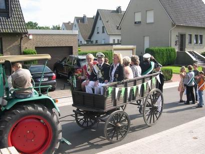 Auf ging's dann mit Traktor und musikalischer Begleitung zum Harre Hof um die Gäste zu begrüßen.