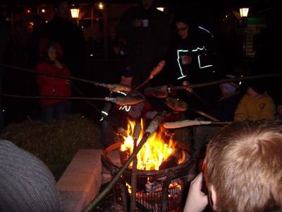 Hier erwartete die Kinder und Eltern schon ein Lagerfeuer um sich das Stockbrot zu backen und es dann mit leckeren Würstchen zu füllen.