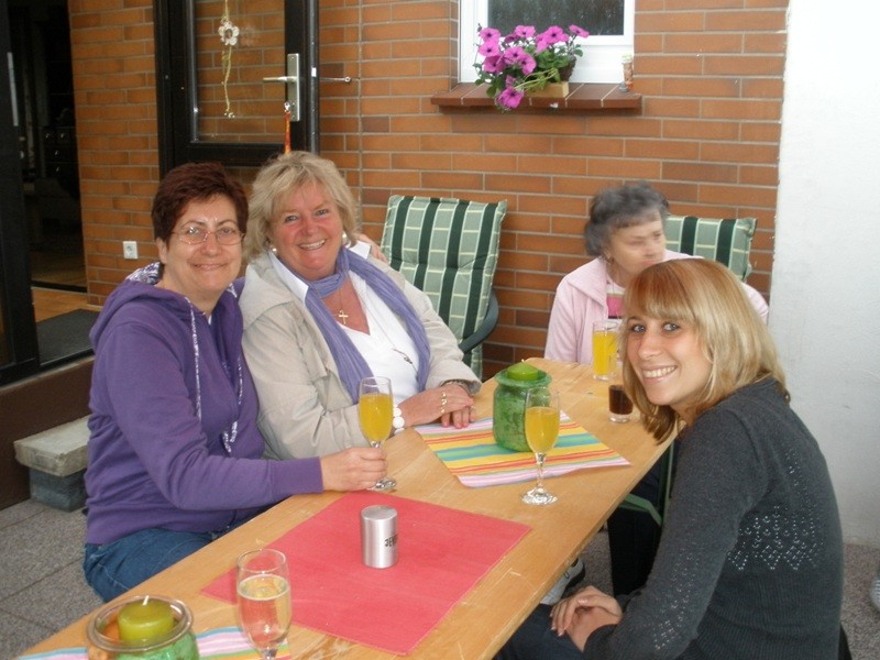 Die Damen haben sich schon mal ein Plätzchen zum sitzen gesucht...