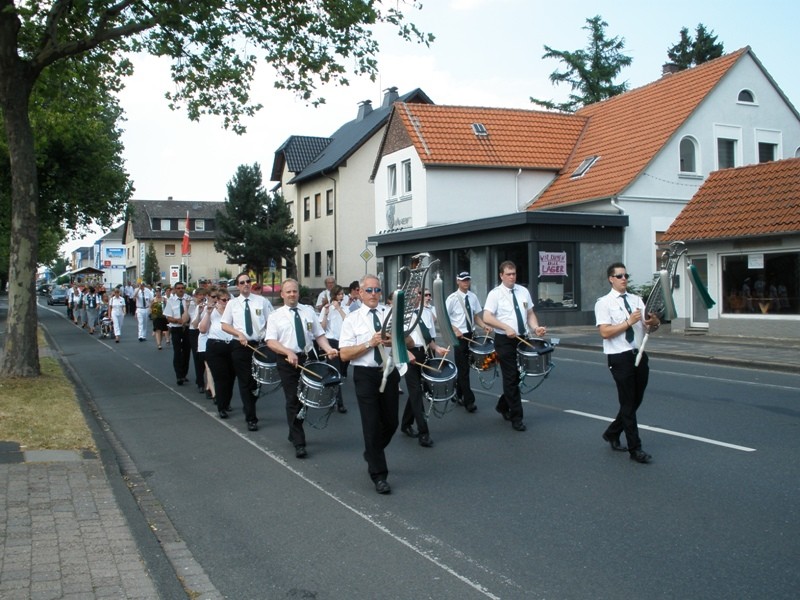 um zusammen mit dem Spielmannszug an dem Durchmarsch teilzunehmen.