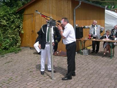 Peter zielt lange ..... noch ein "Grauer"? ....ja, er trifft. Der Adler fällt.