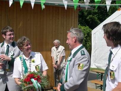 bekommt die Kette und der Prinzgemahl Andreas darf das Krönchen tragen