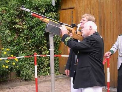 Der Reinhard Schroller will ihn nicht lassen, auch er zielt ganz genau.