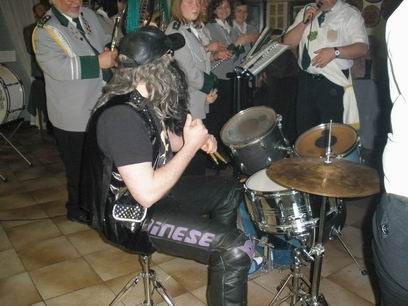 Mann, der ist auch Drummer.