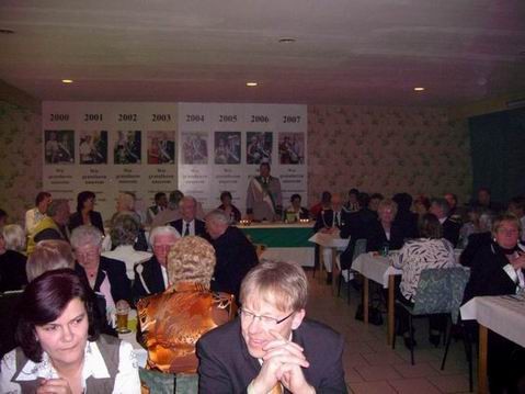 Jetzt heißt es sich stärken am köstlichen Mahl für die lange Tanznacht.