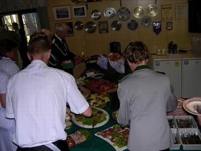 Und die Schützen sind hungrig nach der langen Tanznacht.