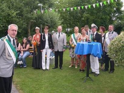 Das scheidende Königspaar Gaby und Andreas hatten zum Umtrunk in den Garten des Adjus eingeladen