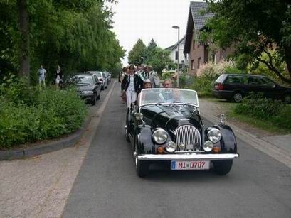 Dann ging es im Oldtimer zum Empfang der Gäste am Harre Hof.