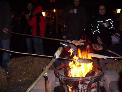 Hier erwartete die Kinder und Eltern schon ein Lagerfeuer um sich das Stockbrot zu backen und es dann mit leckeren Würstchen zu füllen.