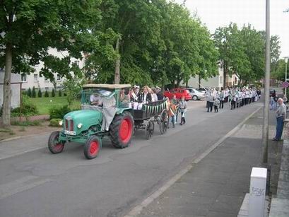 Auf ging's dann mit Traktor und musikalischer Begleitung zum Harre Hof um die Gäste zu begrüßen.