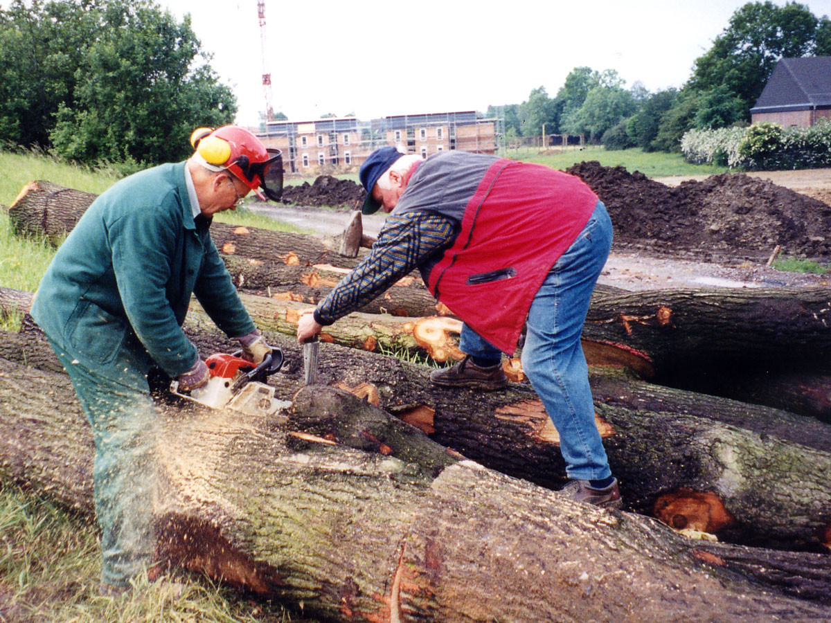 Albert Kortenbusch und Josef Schröer besorgen das Holz