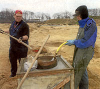 Archäologie-Student Jan Orgas (l.) und Zivildienstleistender Fabio Becker sieben den Aushub einer Grube.