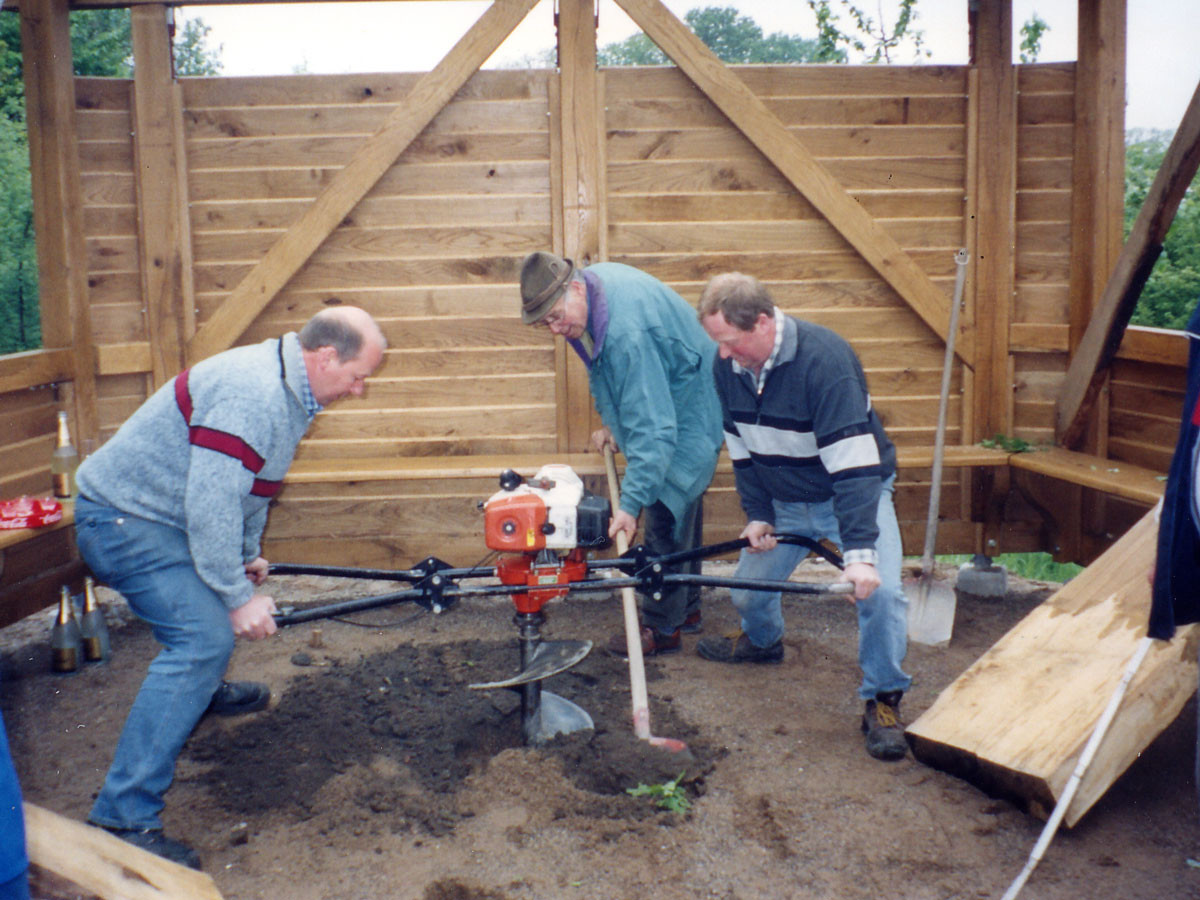 Eberhard Maikötter und Heinz Pieper unterstützt von Anton Bergmann erstellen das Loch für das Tischfundament