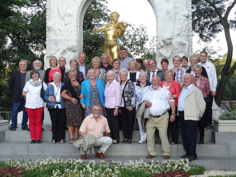 Die Reisegruppe vor Johann Strauß Sohn