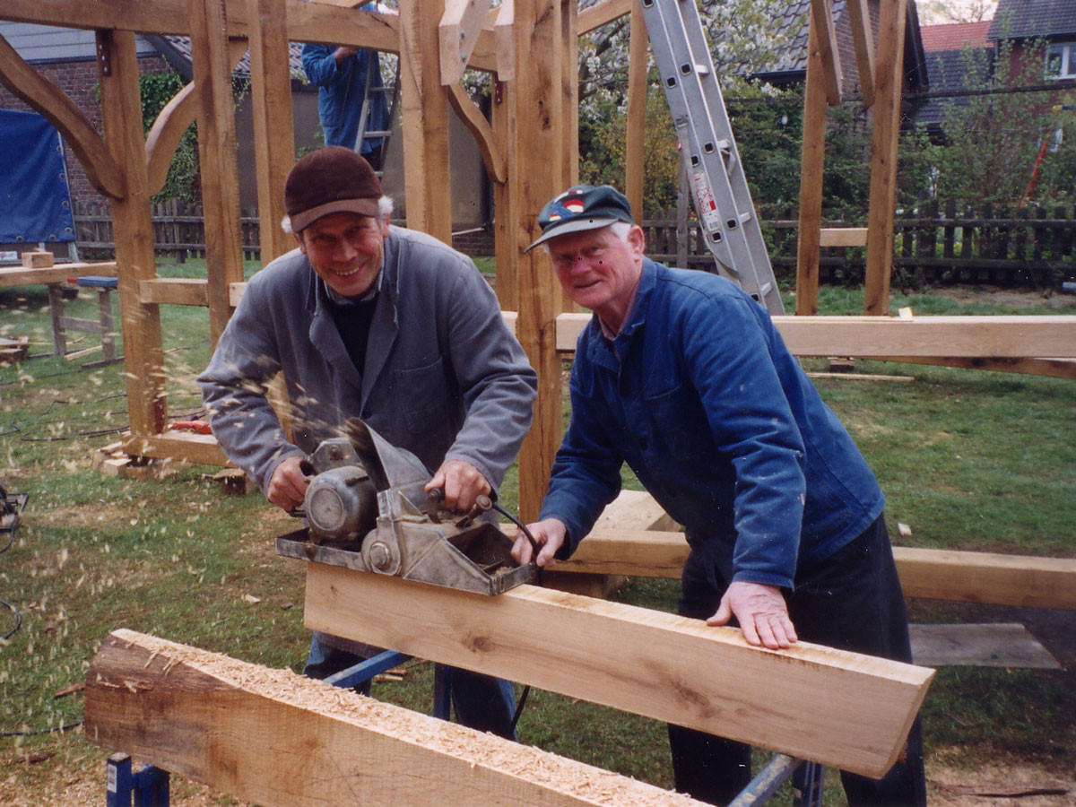 Karl Sebbel und Albert Holz beim Hobeln.