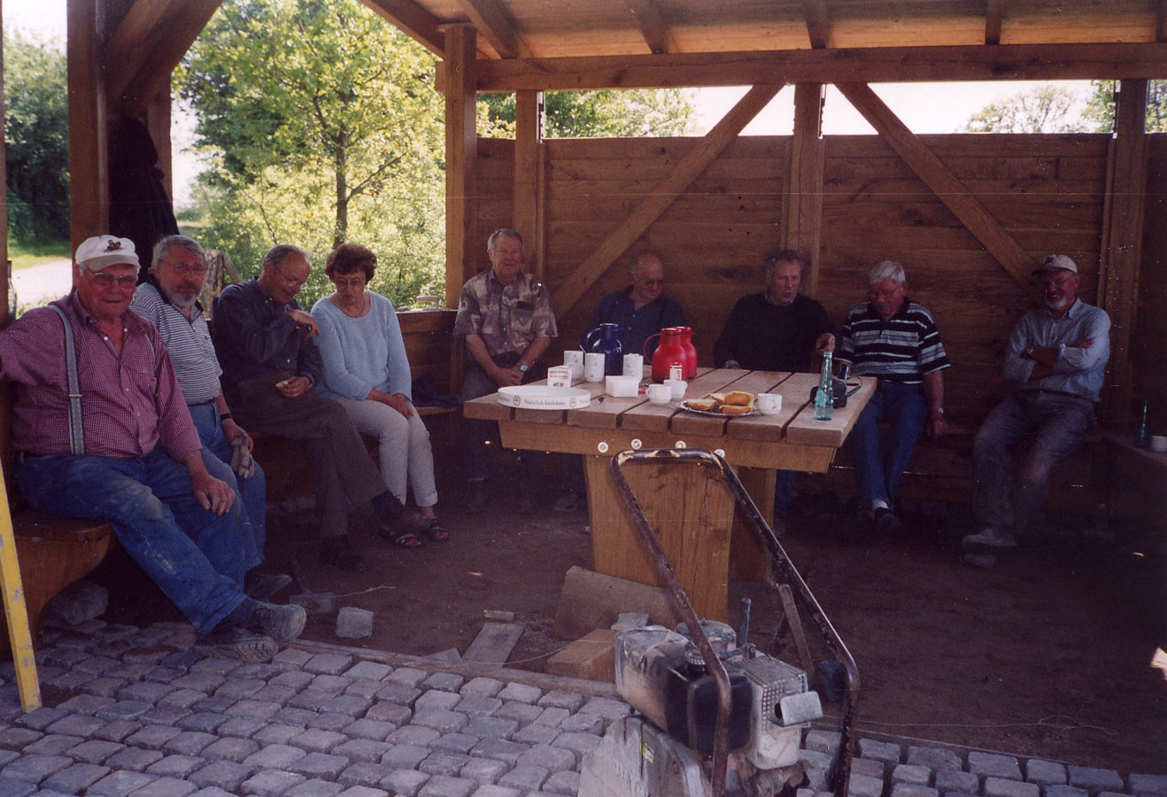 Der Tisch steht, das Pflaster wird