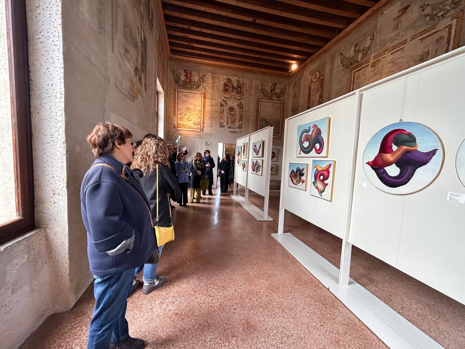 Vittorio Sgarbi visitatore della mostra Leone Minassian a Villa Badoer