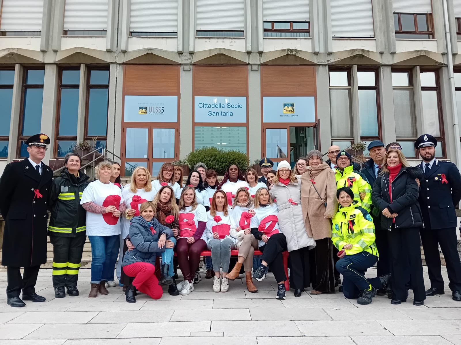 ULSS 5 Polesana, inaugurata la Panchina Rossa davanti alla Cittadella Sociosanitaria di Rovigo
