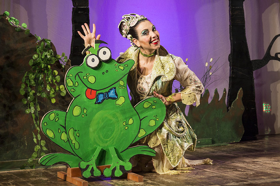 Magie e risate sotto le stelle: tornano le fiabe al Teatro delle Regioni