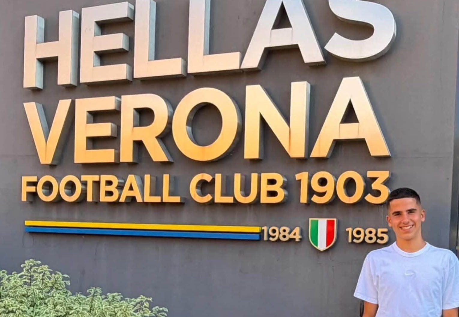 Il tredicenne rodigino Massimo Busson firma il contratto con l'Hellas Verona.