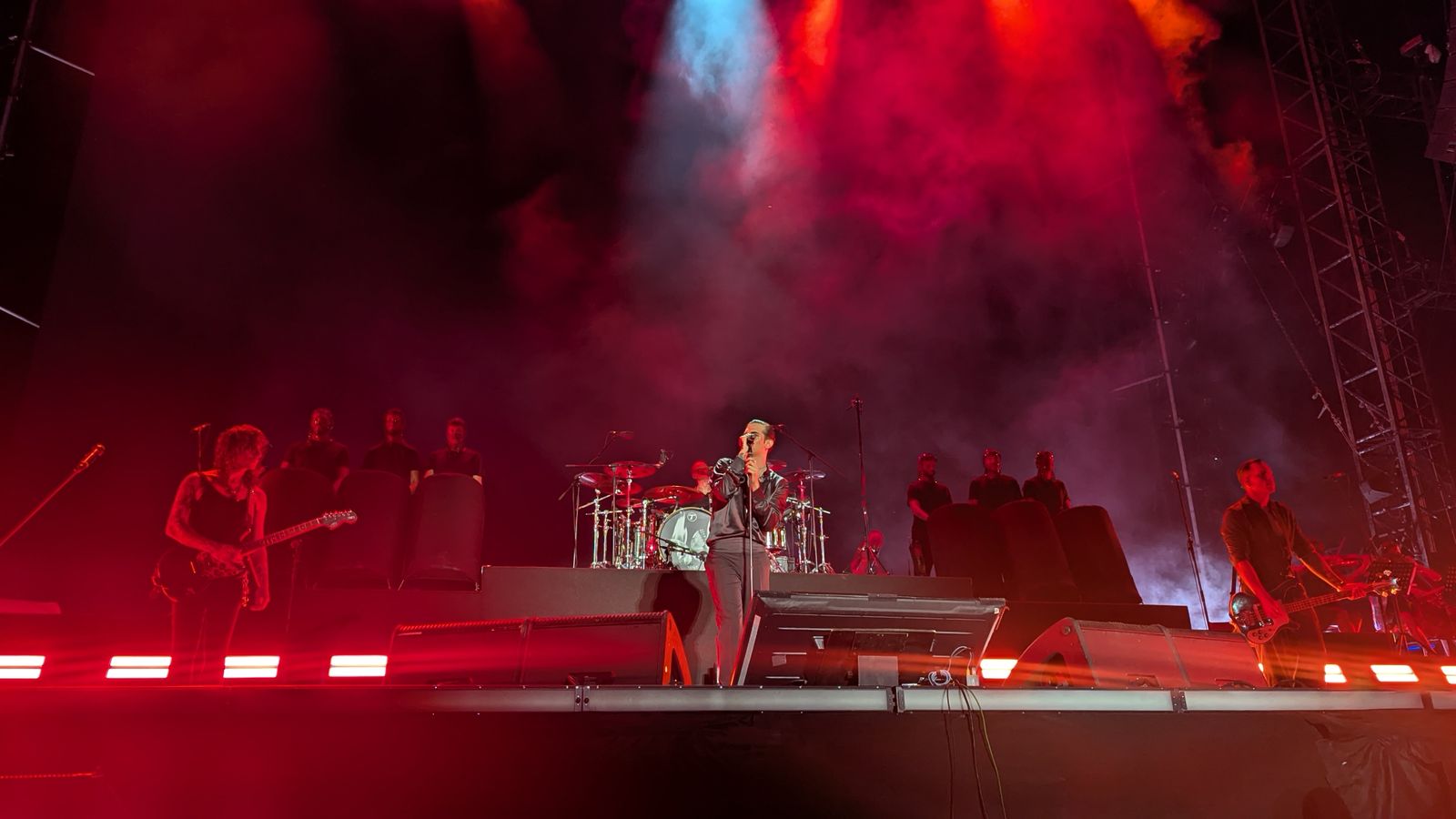 Gli Psycodrummers confermati nel tour 2026 di Achille Lauro: il ritmo industriale invade i palazzetti d’Italia.