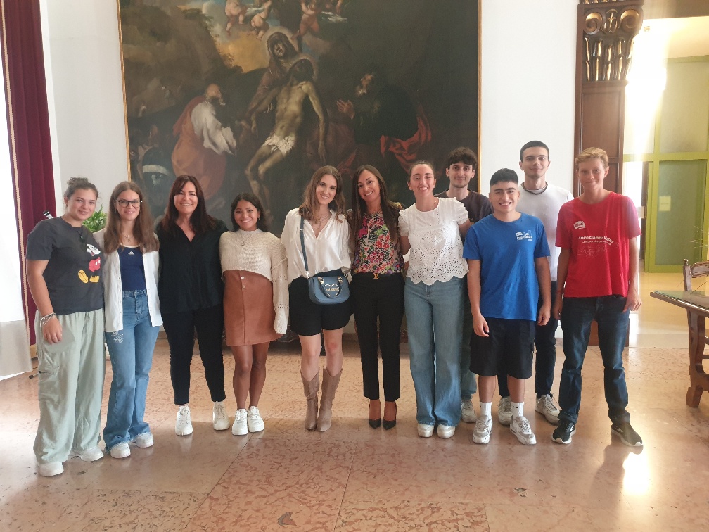 Il sindaco Valeria Cittadin e l’assessore Erika De Luca hanno ricevuto i volontari di Intercultura