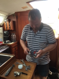Remo der Handyman bastellt... Rainer ist zum Glück top ausgestatet mit Ersatzteilen...