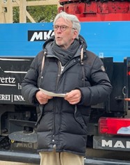 Prof. Dr. Hartwig Schneider spricht zum Richtfest.