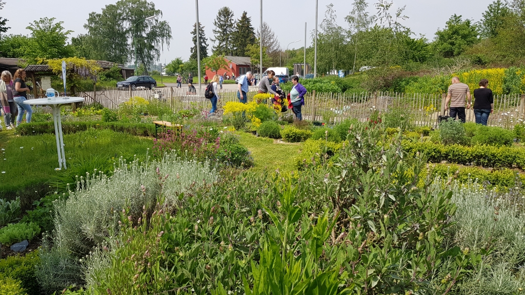 Menschen im Nabunten Garten