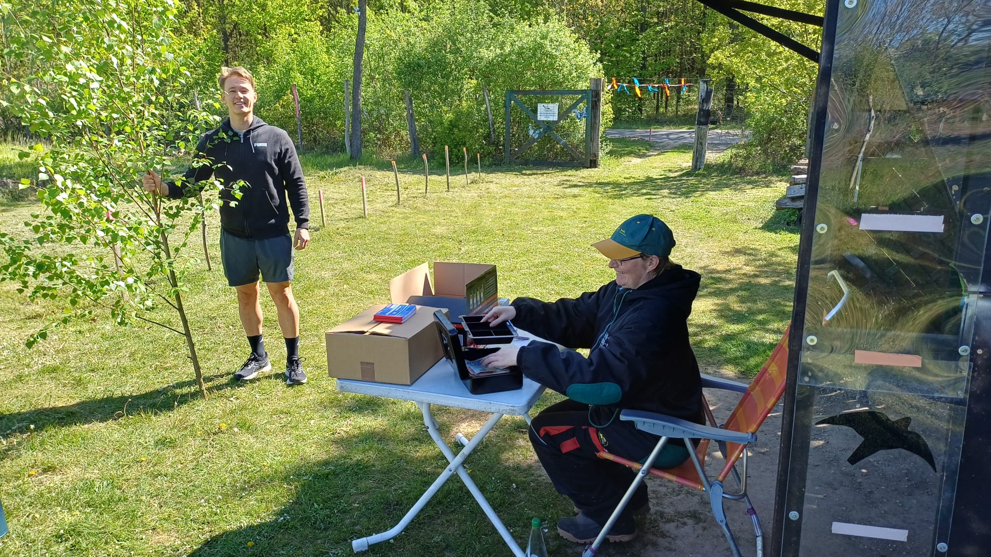 Der junge Mann hat auch noch einen Baum bekommen :)