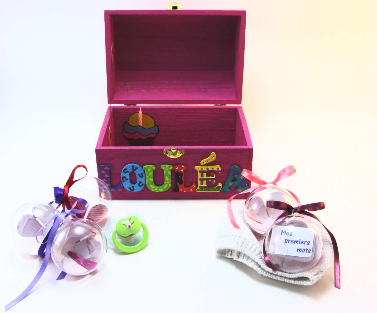 Coffret fuchsia, prénom décoré Louléa, intérieur avec pochette cupcake et boules