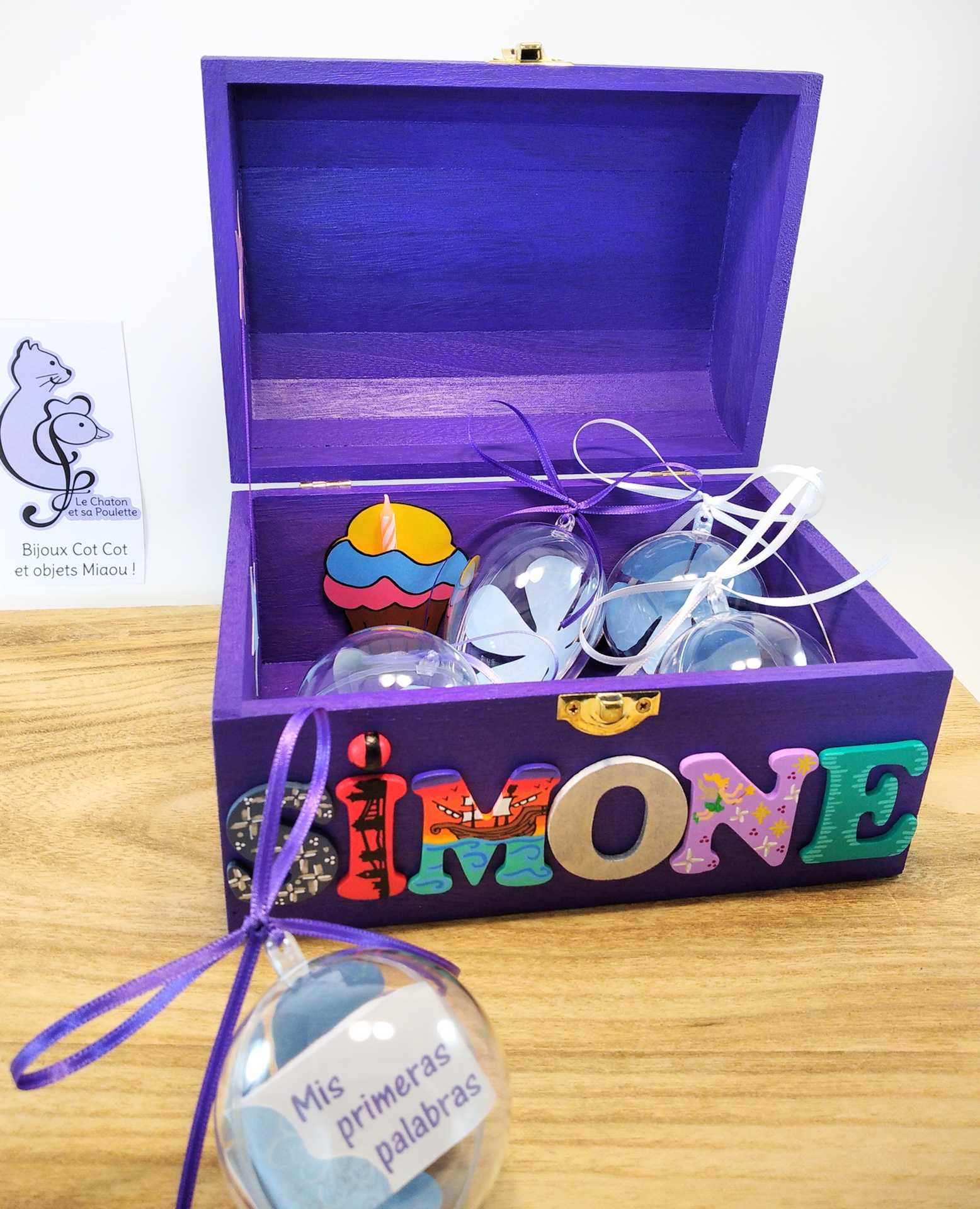 Coffret violet Simone, intérieur avec pochette cupcake et boules