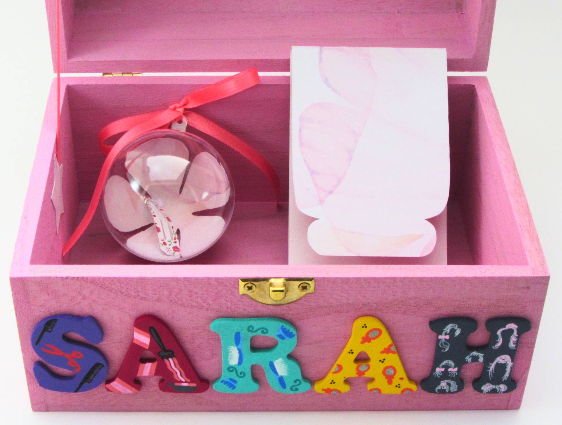 Coffret rose pour coiffeuse Sarah, boule avec barrette clic-clic pour sa mèche de cheveux et carnet de notes