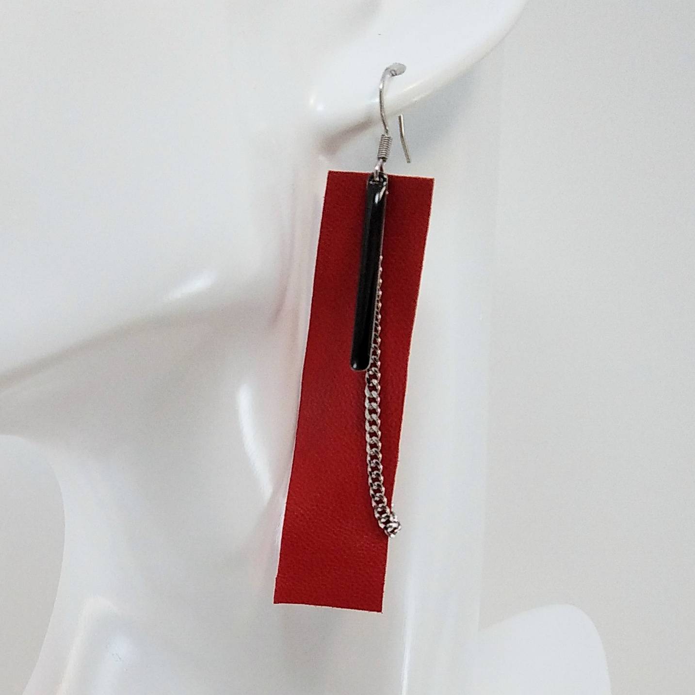 B.O. FORMIDABLE modèle CATHERINE Cuir rouge, breloque résine barre noire et chaine
