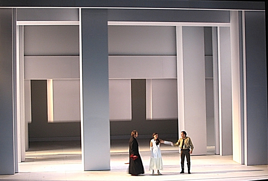 Photo de scénographie de l'opéra: Don Giovanni. Opéra de Bordeaux. Mise en scène Laurent Laffargue.