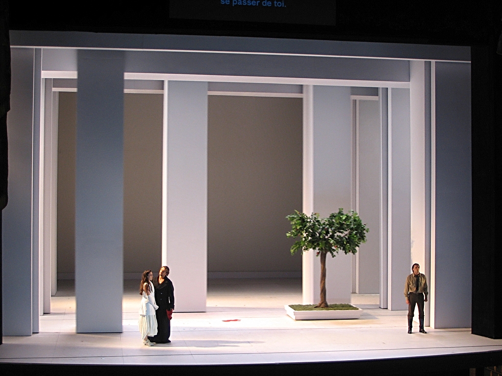 Photo de scénographie de l'opéra: Don Giovanni. Opéra de Bordeaux. Mise en scène Laurent Laffargue.