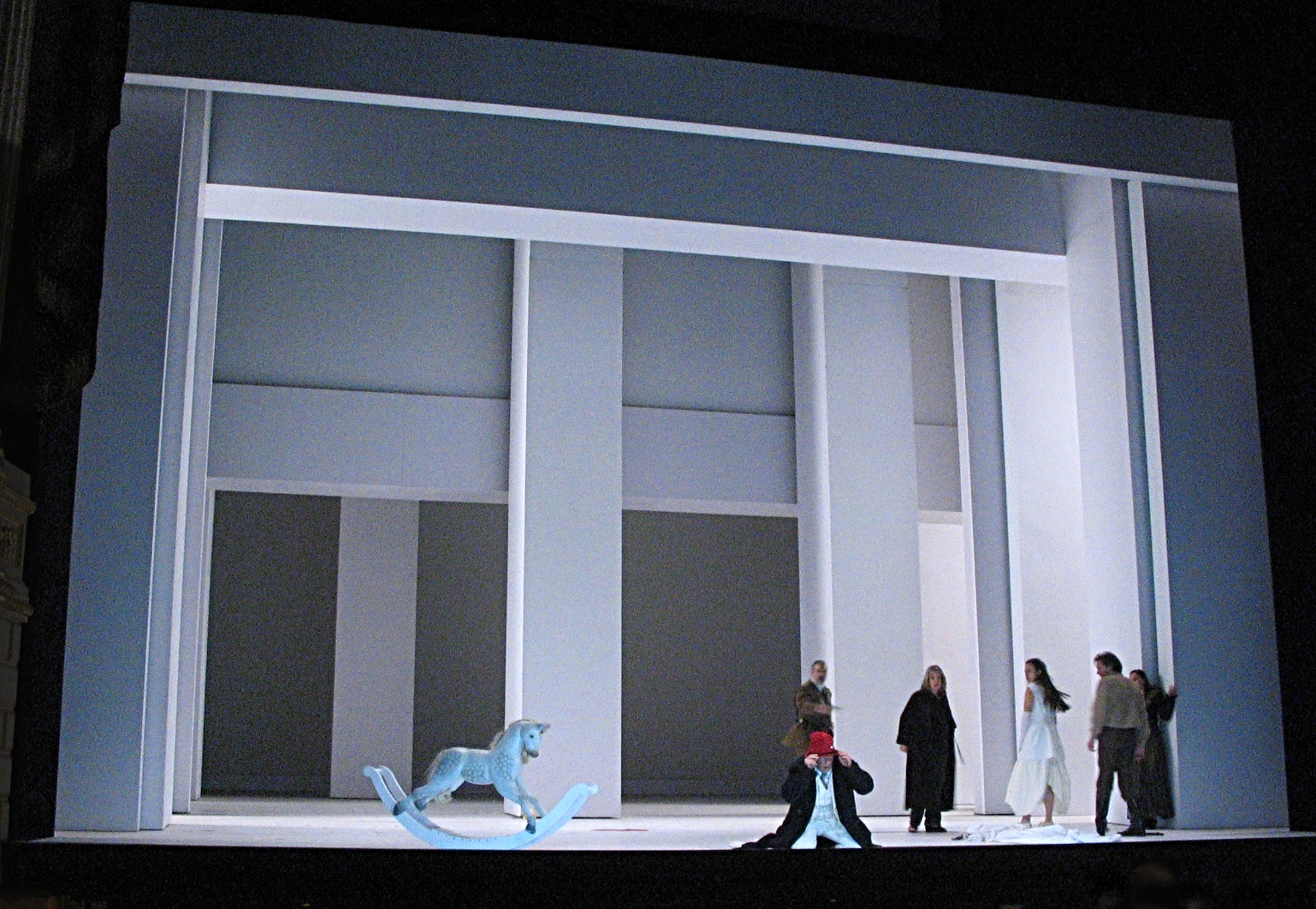 Photo de scénographie de l'opéra: Don Giovanni. Opéra de Bordeaux. Mise en scène Laurent Laffargue.