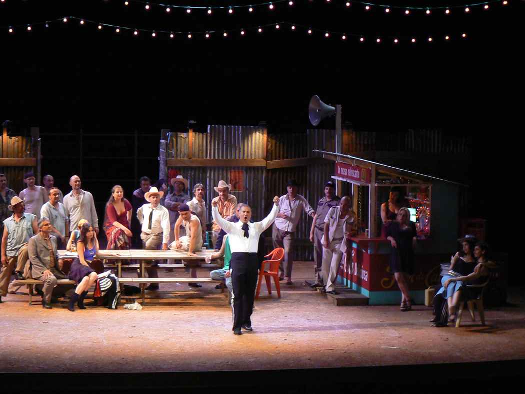 Photo de scénographie de l'opéra: Carmen. Opéra de Bordeaux. Mise en scène Laurent Laffargue.