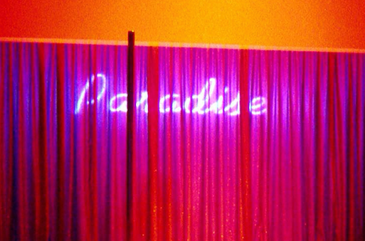 Photo de la scénographie de: Paradise. Théâtre de la ville de Paris. Mise en scène Laurent Laffargue.