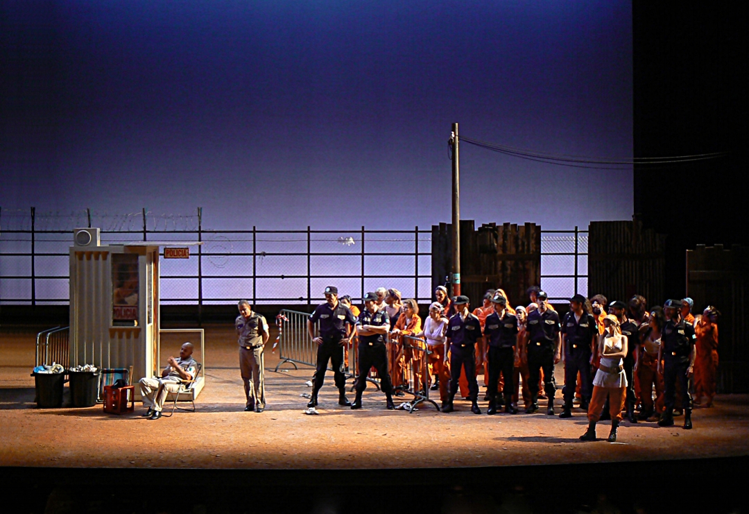 Photo de scénographie de l'opéra: Carmen. Opéra de Bordeaux. Mise en scène Laurent Laffargue.