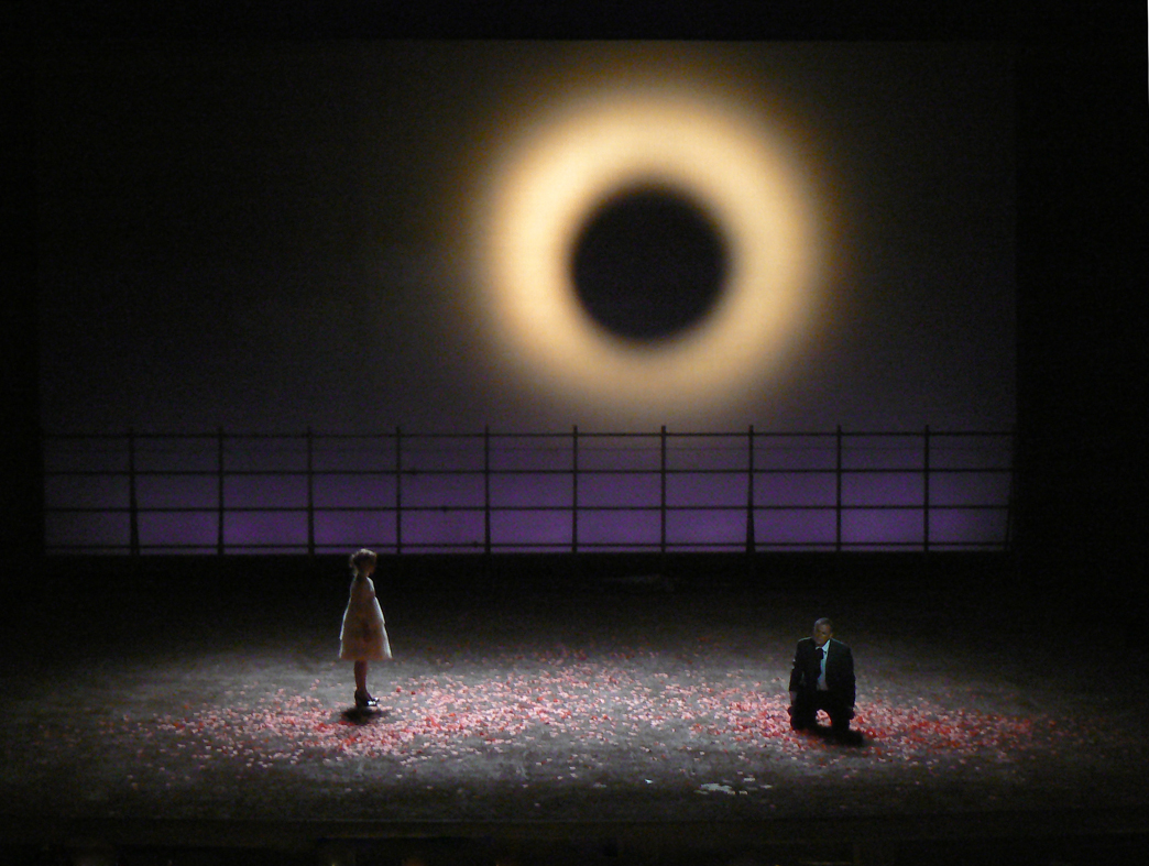 Photo de scénographie de l'opéra: Carmen. Opéra de Bordeaux. Mise en scène Laurent Laffargue.
