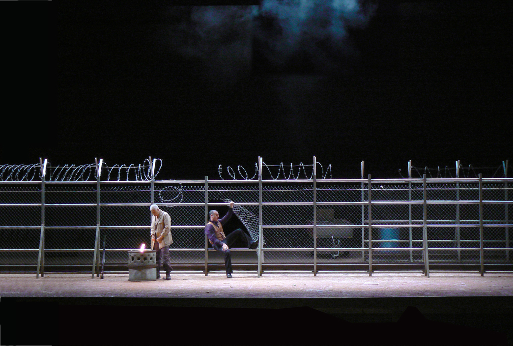 Photo de scénographie de l'opéra: Carmen. Opéra de Bordeaux. Mise en scène Laurent Laffargue.