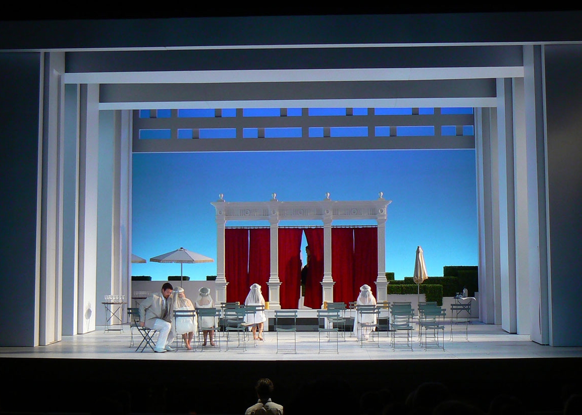 Photo de scénographie de l'opéra: Les noces de Figaro. Opéra de Bordeaux. Mise en scène Laurent Laffargue.